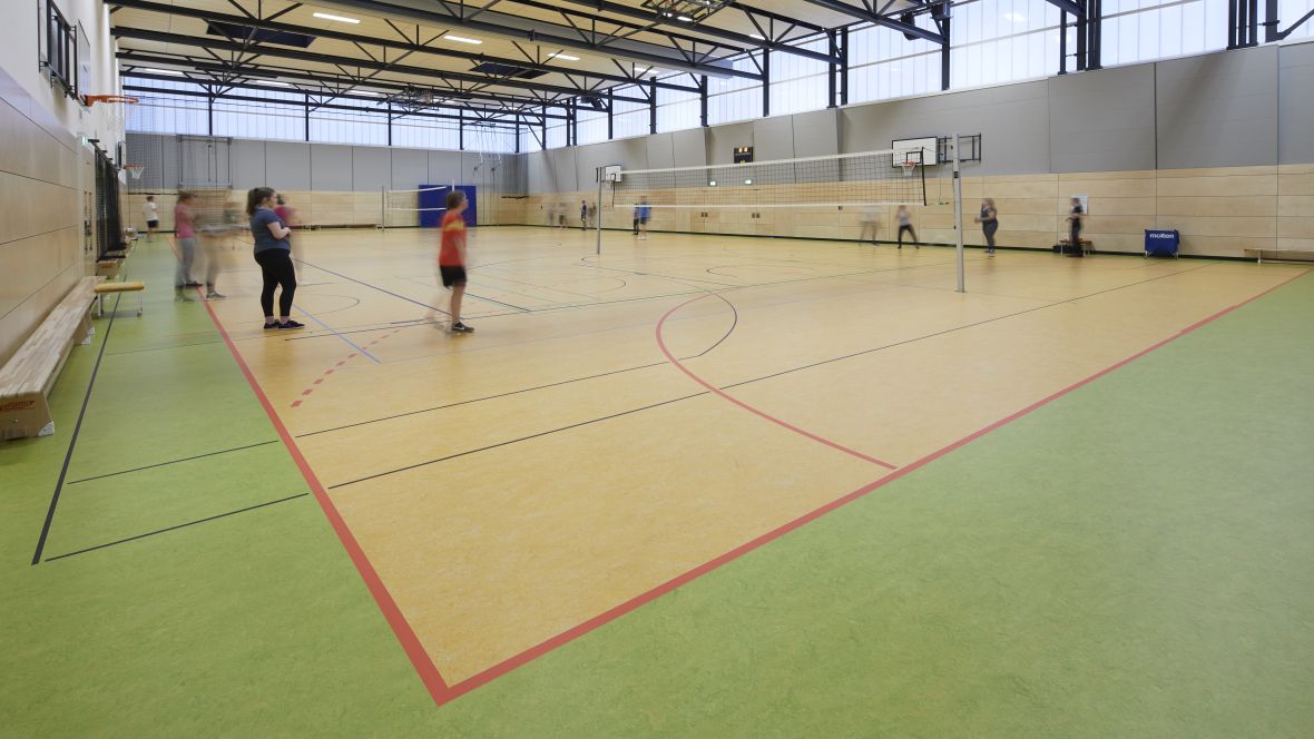 Sporthalle des Berufsschulzentrums Bautzen Blick vom Spielfeldrand in Halle – Forbo Marmoleum Sport